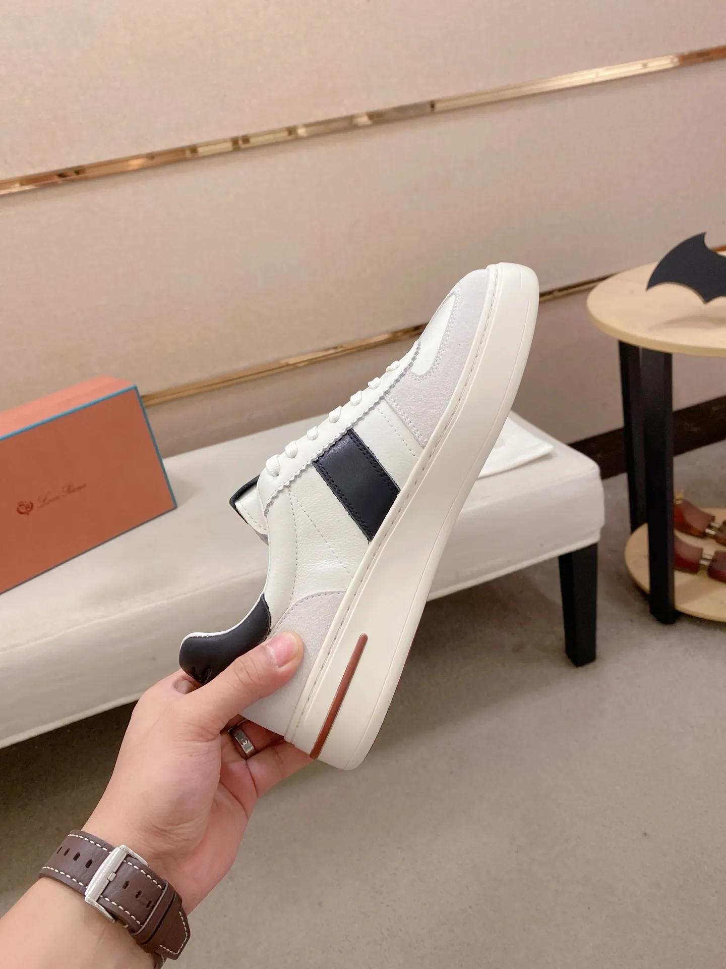 Men's shoes💰: 580💰🔥𝐥𝐨𝐫𝐨 𝐏𝐢𝐚𝐧𝐚 lp classic loafers, an Italian treasure brand, the only brand that can match Hermès! Only after wearing it do we realize that we can’t live up to our feet. The upper is made of imported first-layer cowhide with breathable fly-knit fabric, water-dyed cowhide foot pads, and the official original glass rubber outsole and pendant. Exclusive original packaging (tag ➕ brand paper ➕ outer box ➕ hand bag) code number: 38-44. Can be customized 45-46